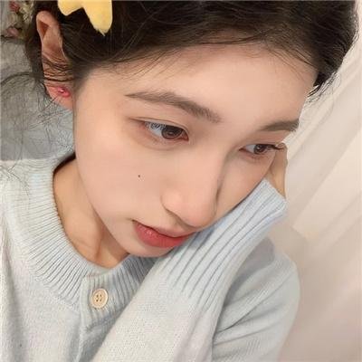 随盲柳入眠的女人